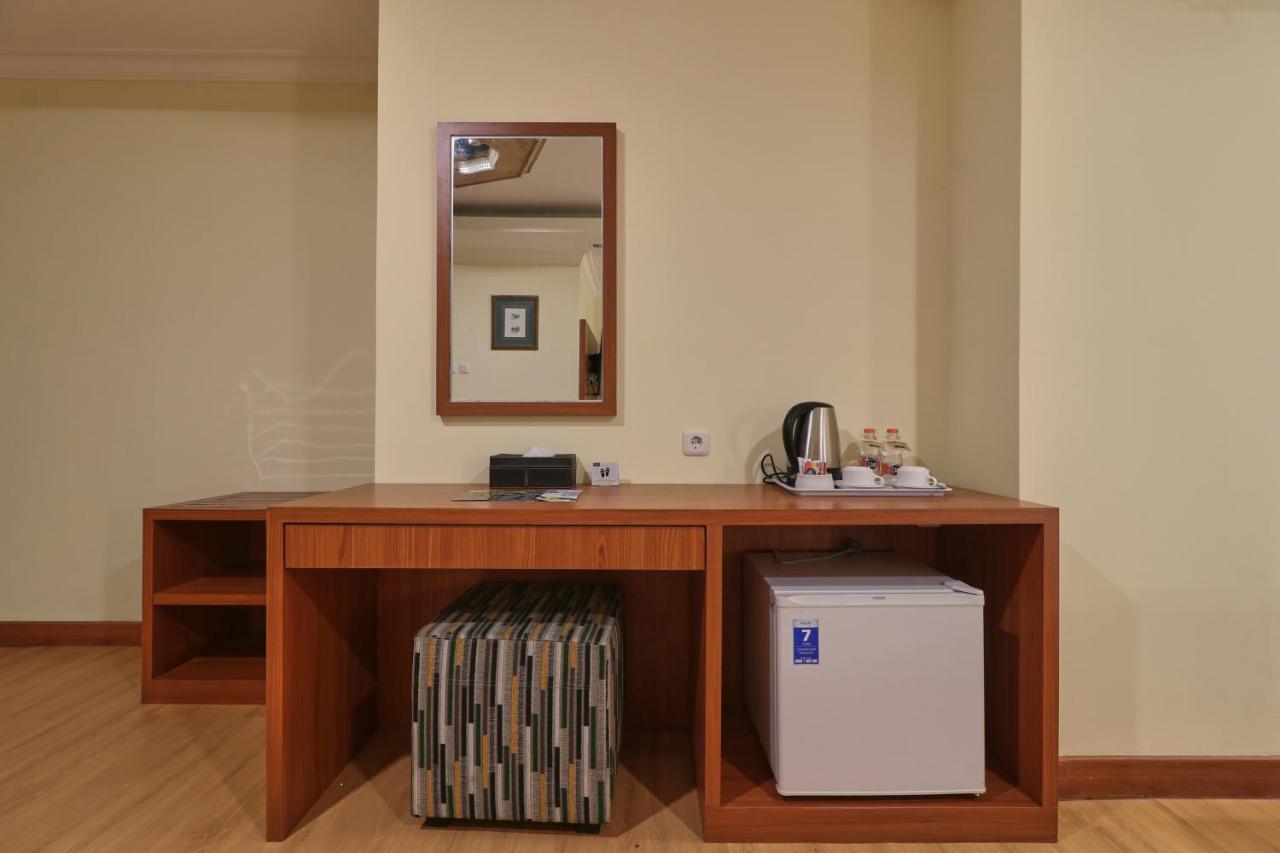 Coins Hotel Jakarta Exteriör bild