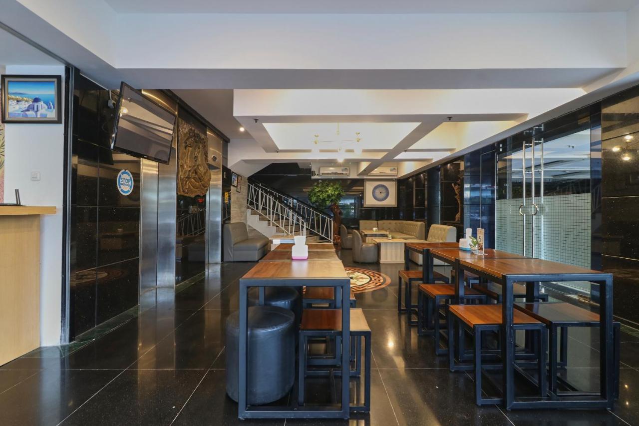 Coins Hotel Jakarta Exteriör bild
