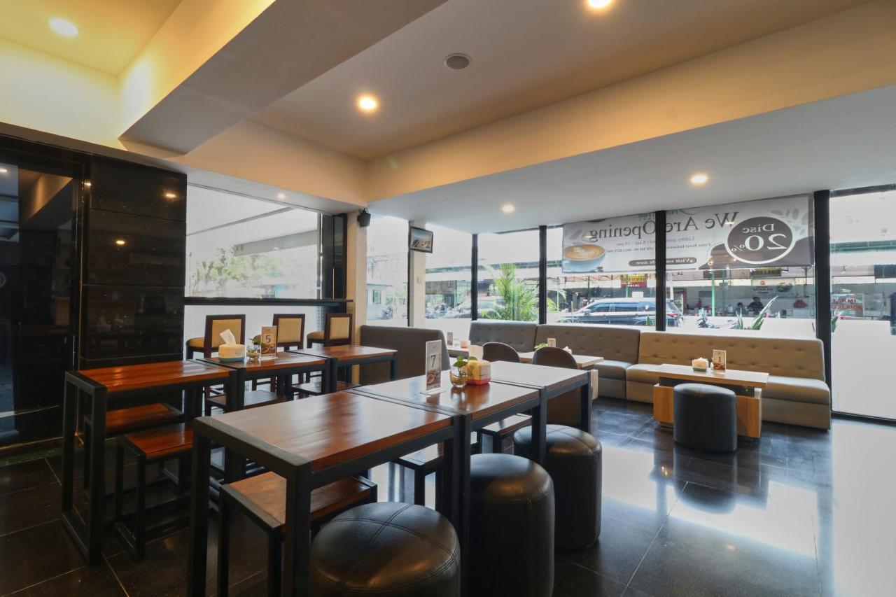 Coins Hotel Jakarta Exteriör bild