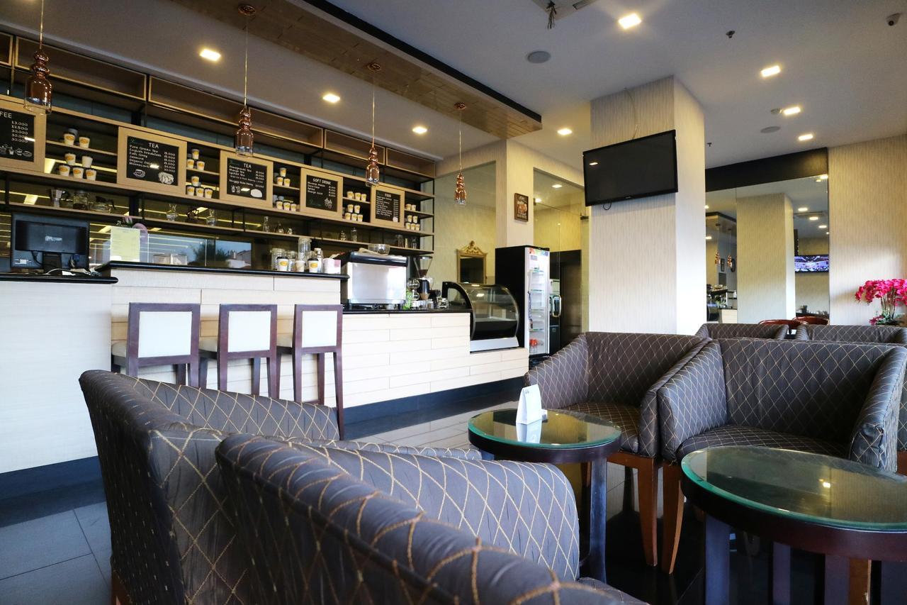 Coins Hotel Jakarta Exteriör bild